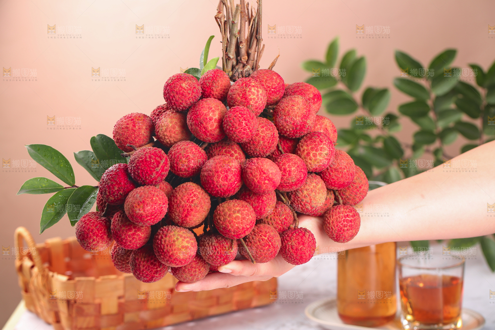 手上拿着无核荔枝