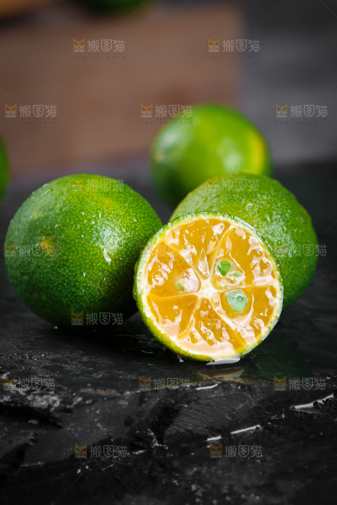 黑底上放着小金桔