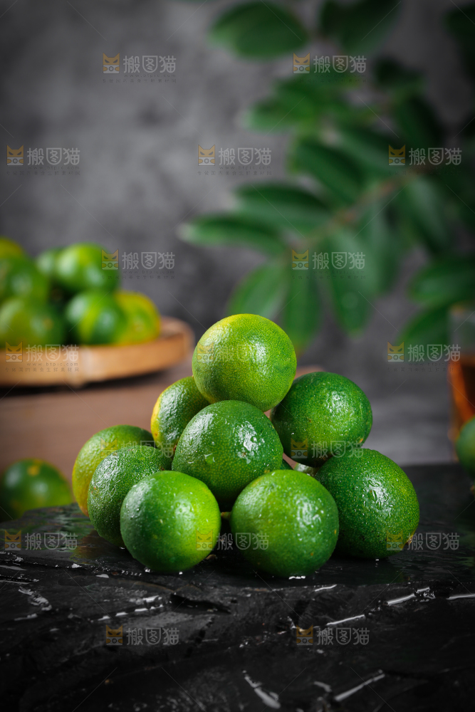 黑底上放着小金桔