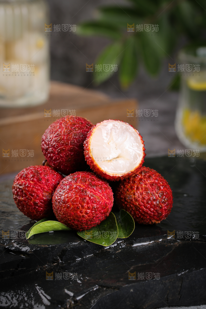 黑底上放着无核荔枝