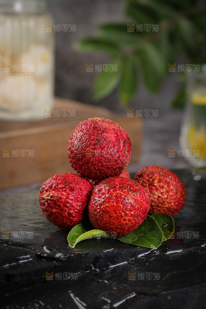 黑底上放着无核荔枝
