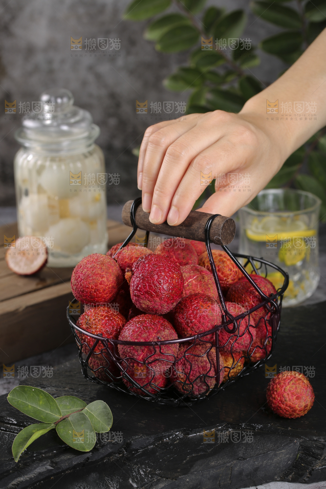 手上拿着一筐无核荔枝