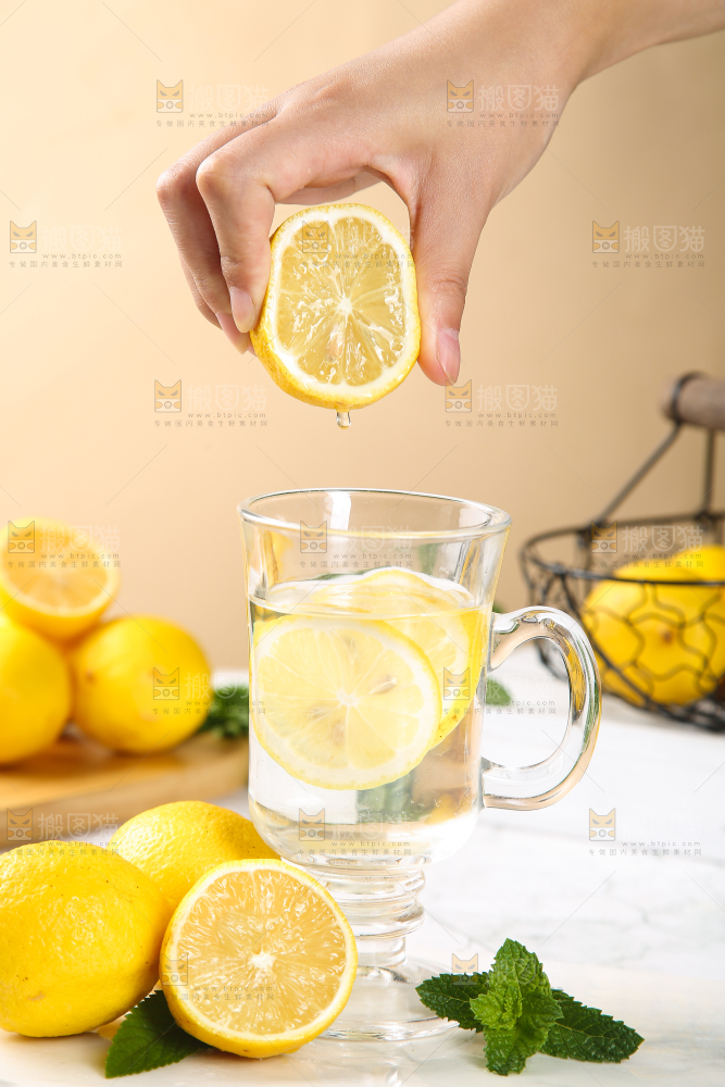 手上爆汁的黄柠檬