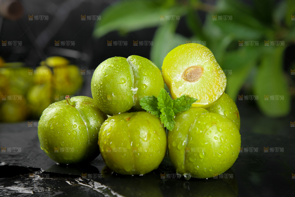 黑底上放着蜂糖李