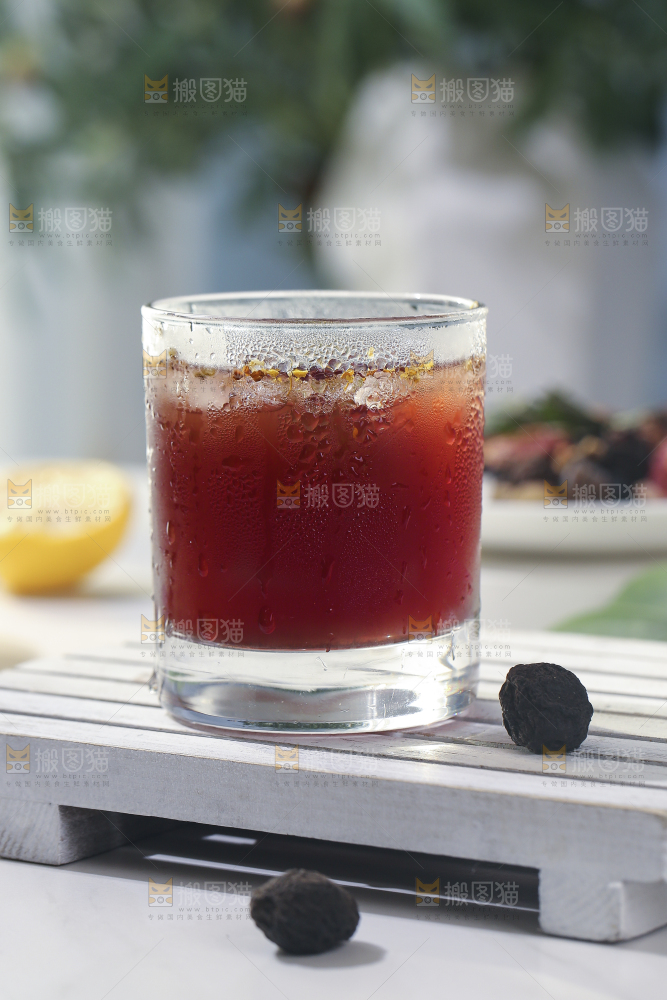 白底上放着酸梅汤