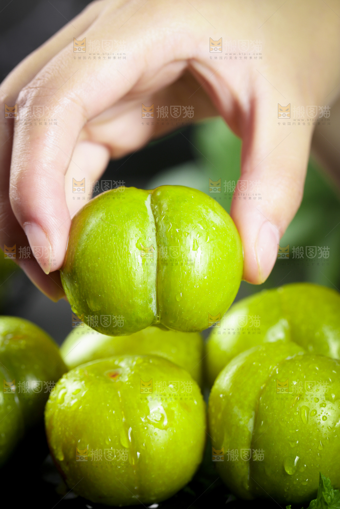 手上拿着蜂糖李