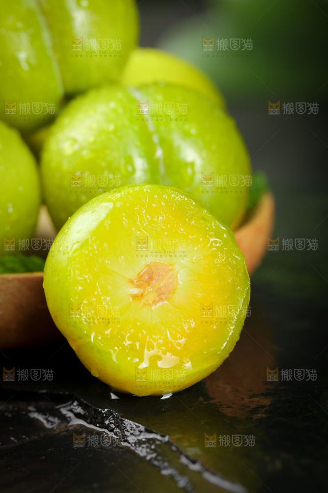 黑底上放着蜂糖李