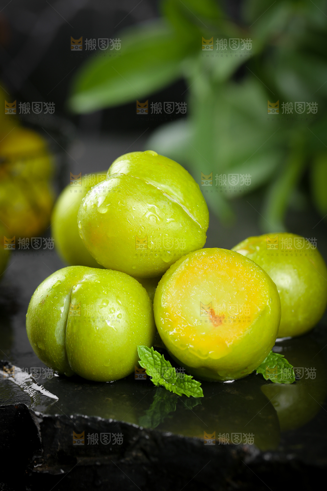 黑底上放着蜂糖李