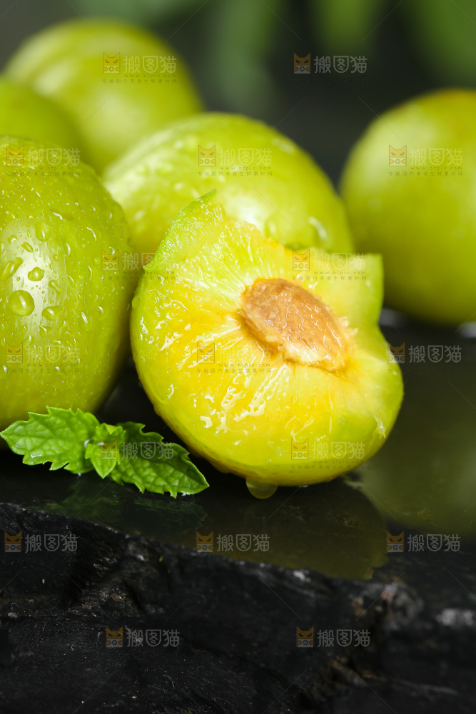 黑底上放着蜂糖李
