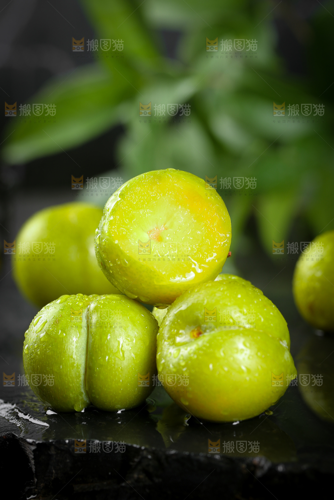 黑底上放着蜂糖李