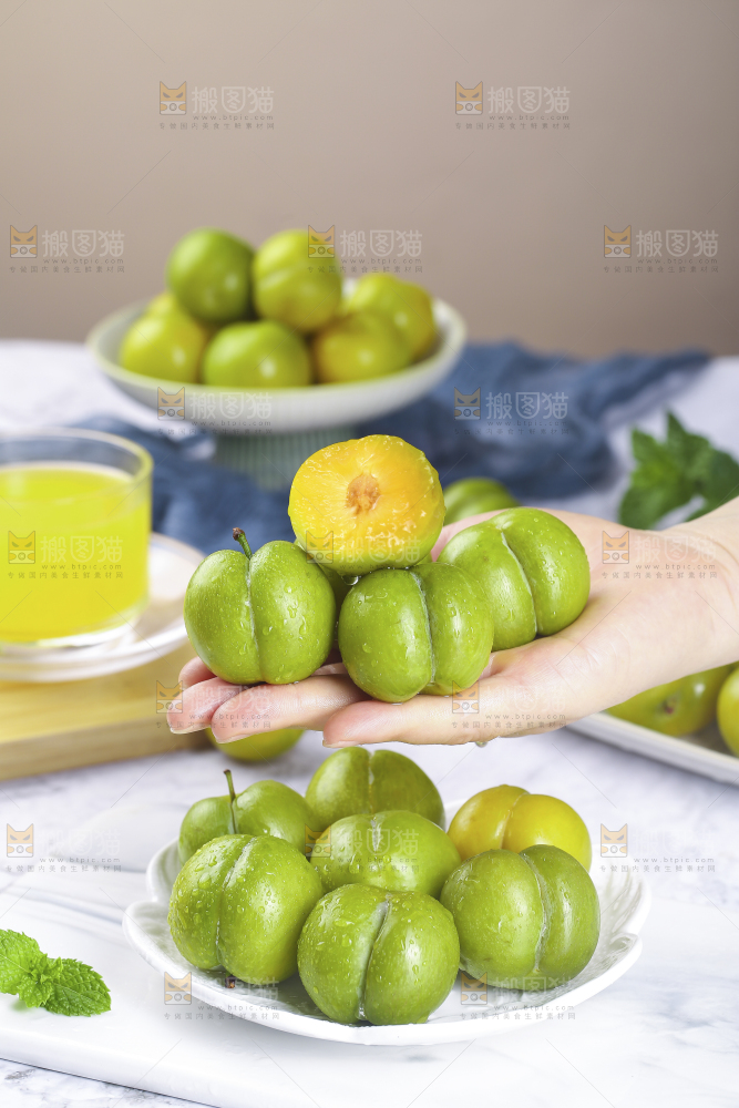 手上捧着蜂糖李