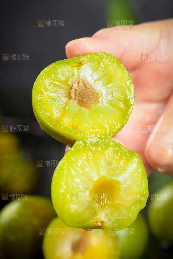 手上拿着蜂糖李