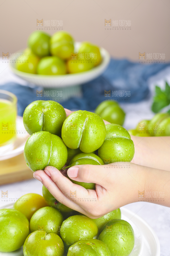 手上捧着蜂糖李