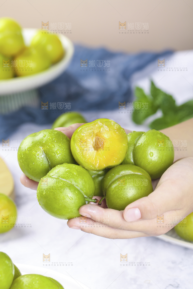 手上捧着蜂糖李