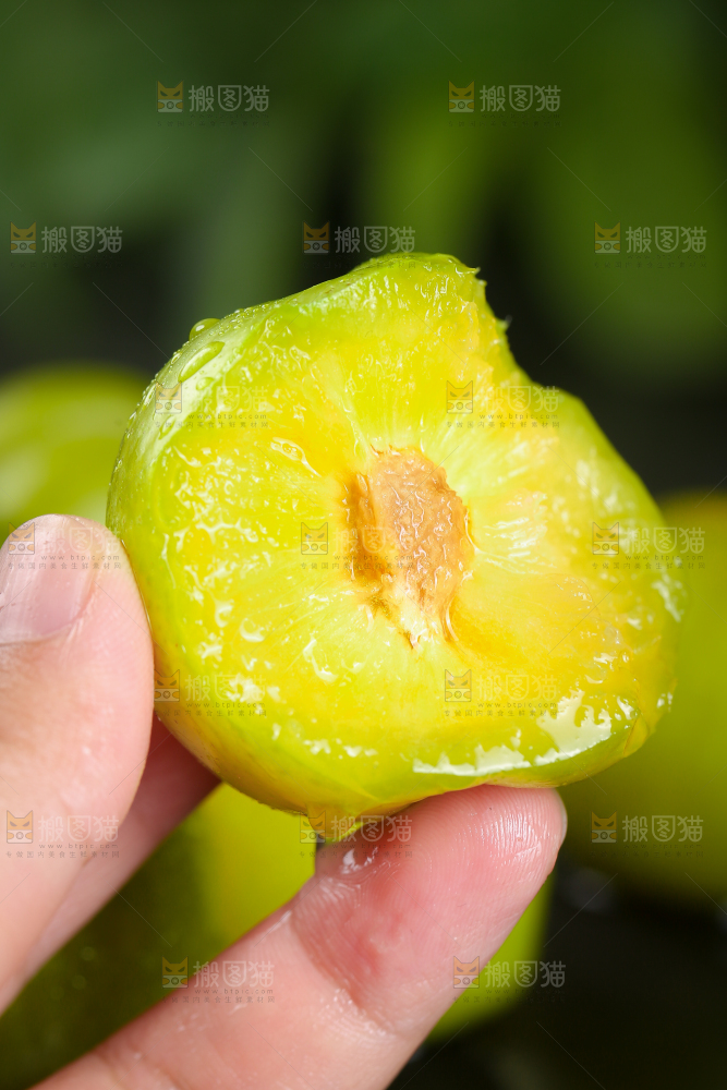 手上拿着蜂糖李