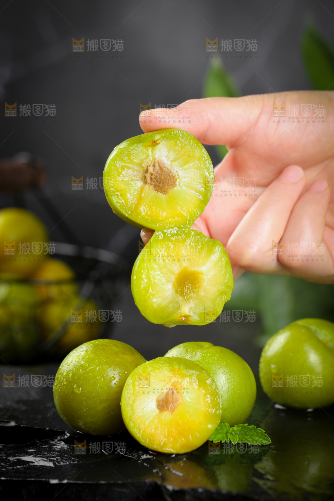 手上拿着蜂糖李