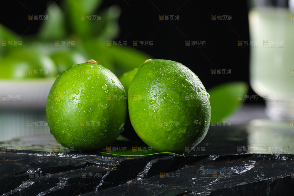 黑底上放着广东香水柠檬