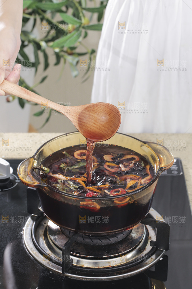 锅里正煮着的酸梅汤