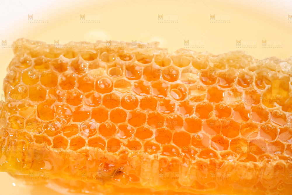 盘子里放着蜂巢蜜