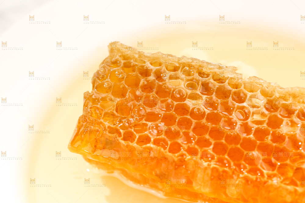 盘子里放着蜂巢蜜