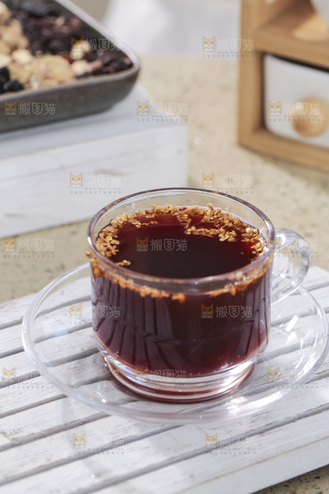 浅底上放着一杯酸梅汤