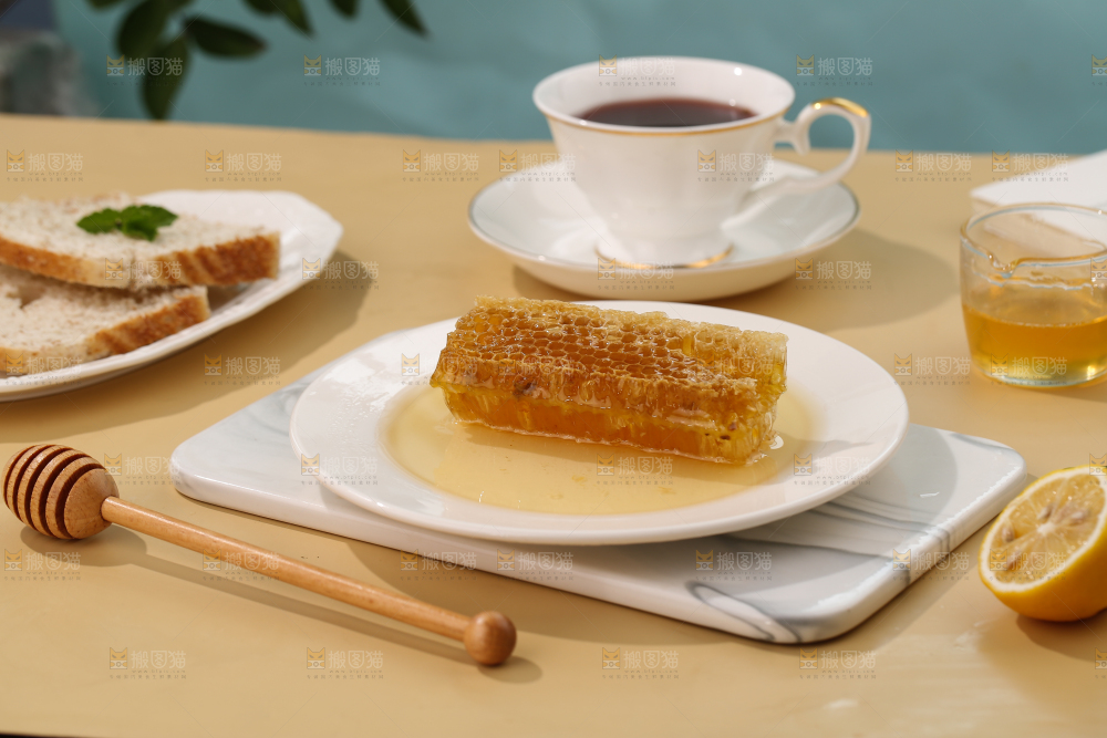 盘子里放着蜂巢蜜