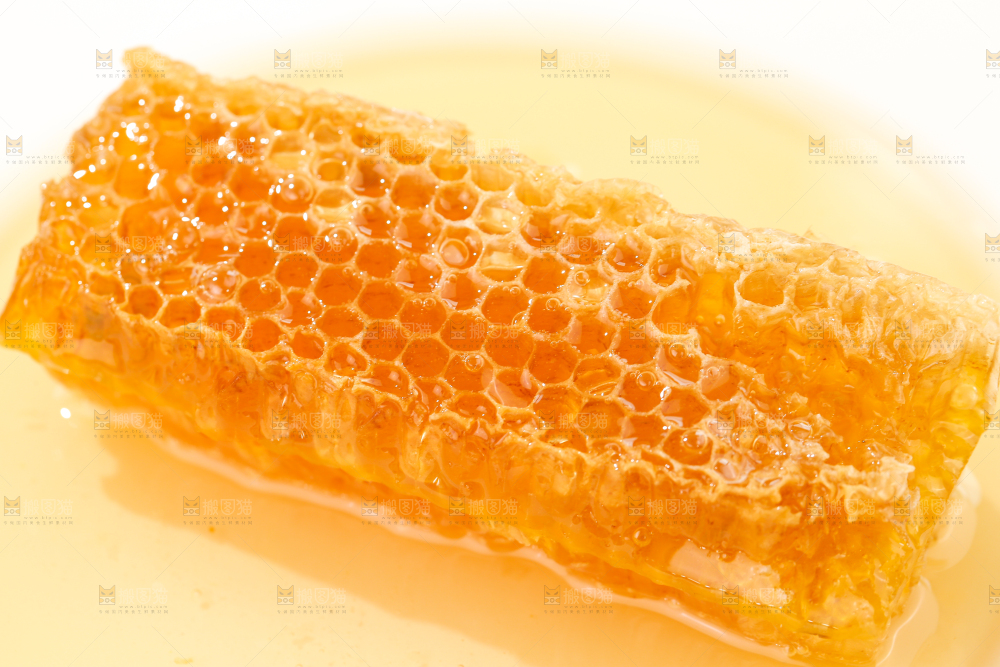 盘子里放着蜂巢蜜