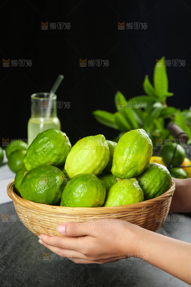 手捧着一篮香水柠檬