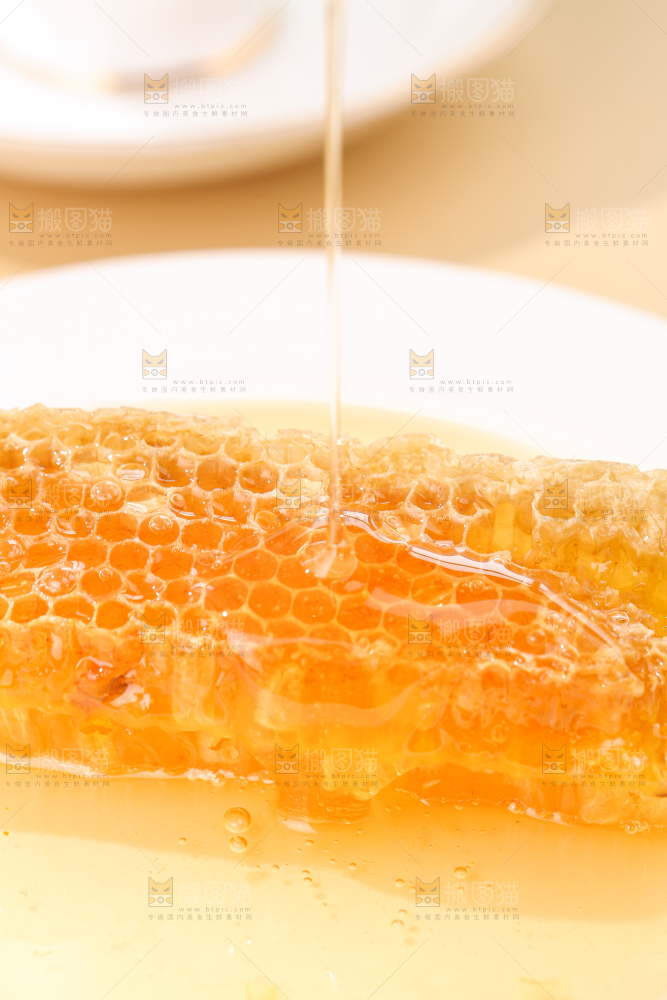 盘子里放着蜂巢蜜