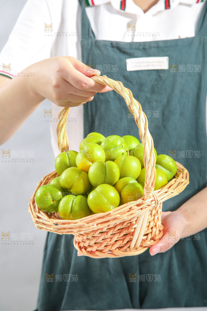 手提着一筐蜂糖李