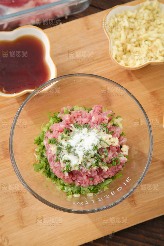 碗里装着的饺子馅