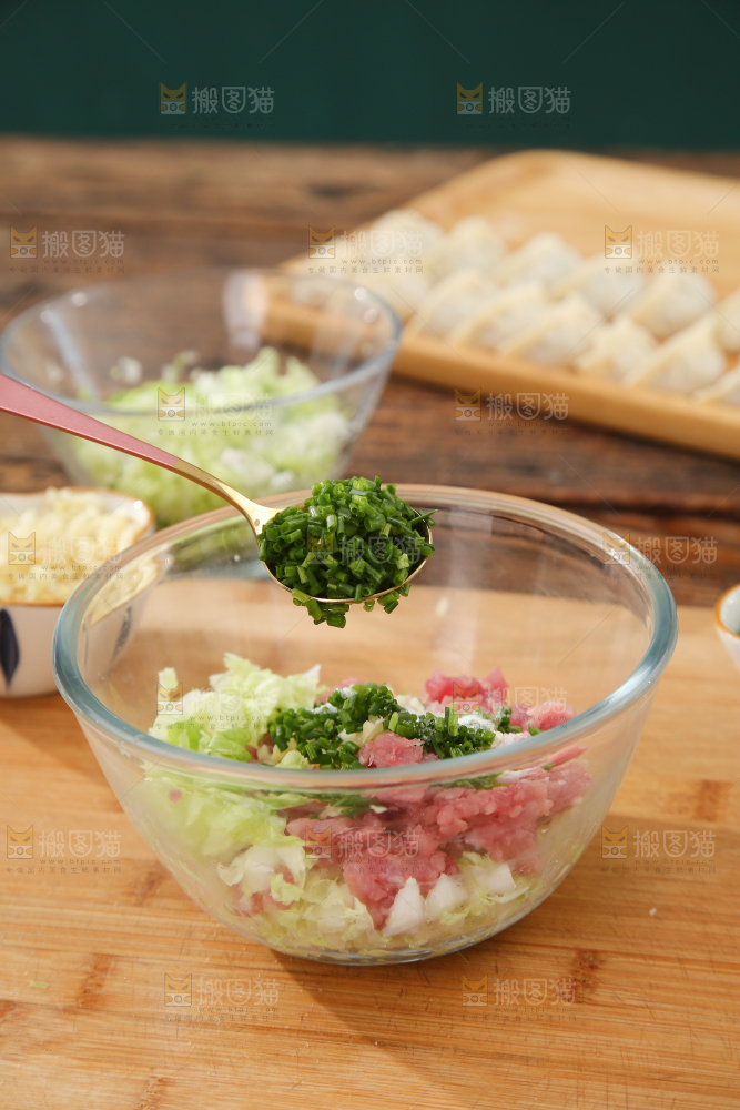 碗里装着的饺子馅