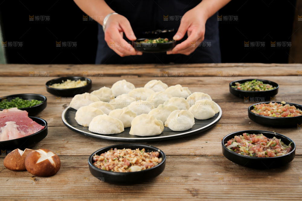 黑板上放着饺子