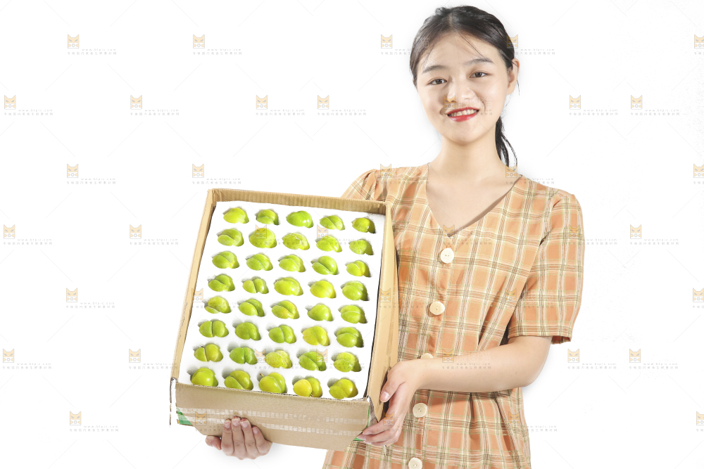 女孩手上抱着一箱蜂糖李