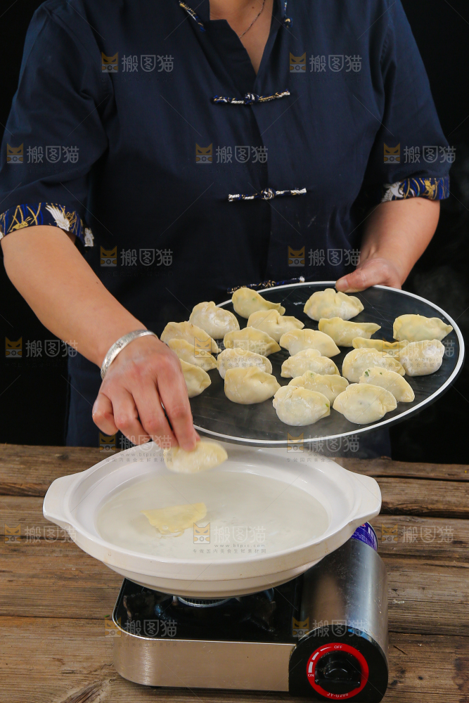 正在煮饺子