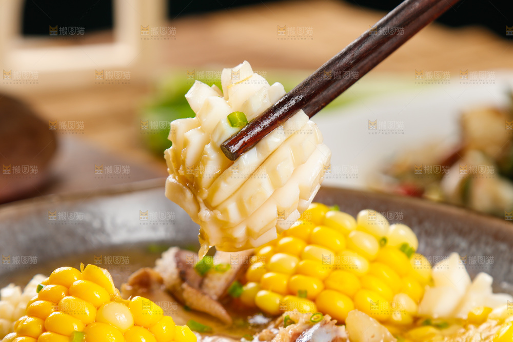 筷子上夹着墨鱼