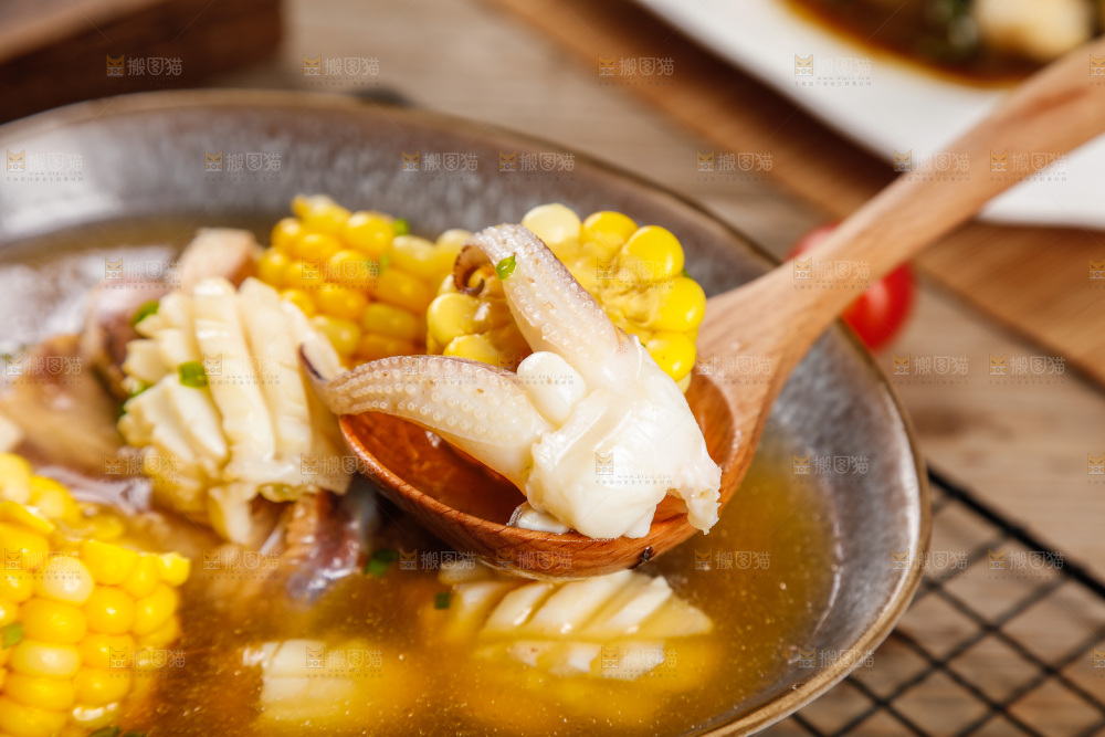 勺子上舀着墨鱼