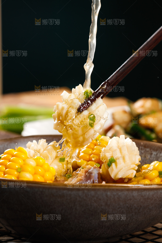 筷子上夹着墨鱼