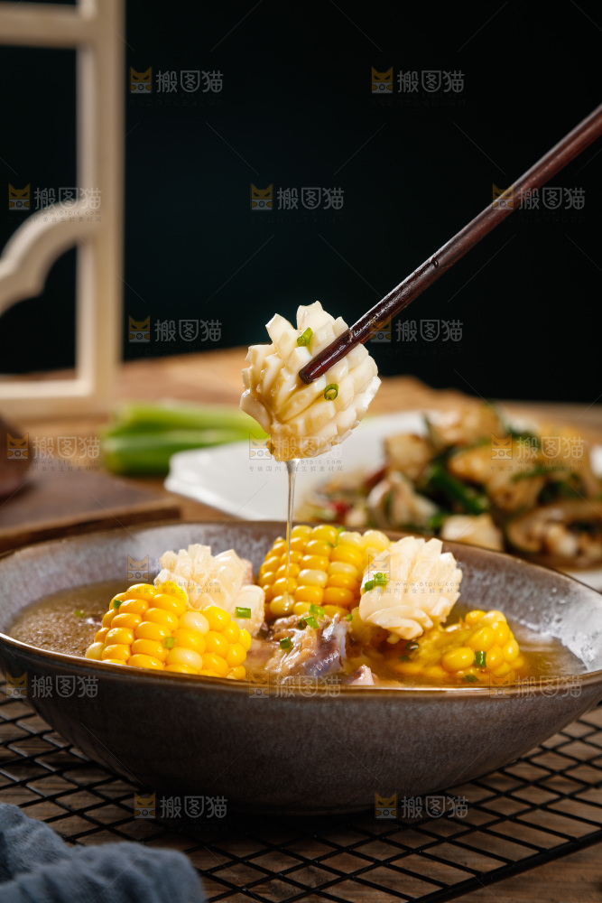 筷子上夹着墨鱼