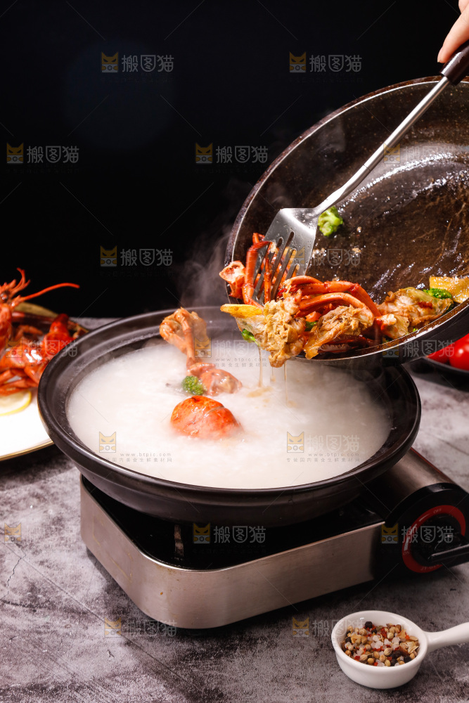 锅里煮着波士顿龙虾粥
