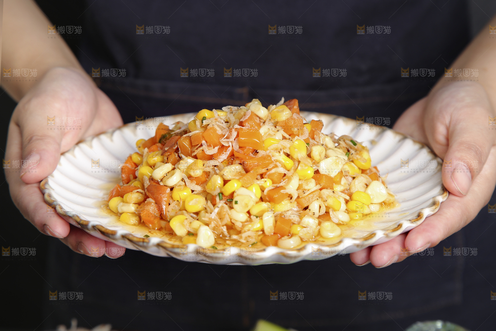 手上端着一盘虾皮炒玉米