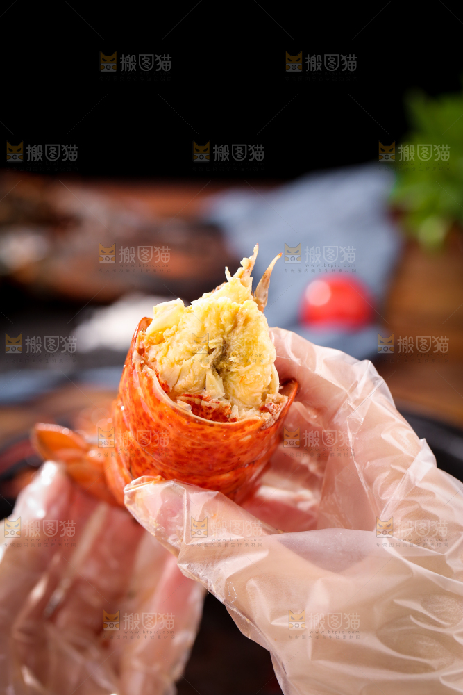 手上拿着澳洲龙虾