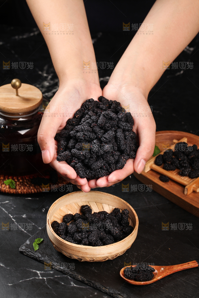 手捧着桑葚