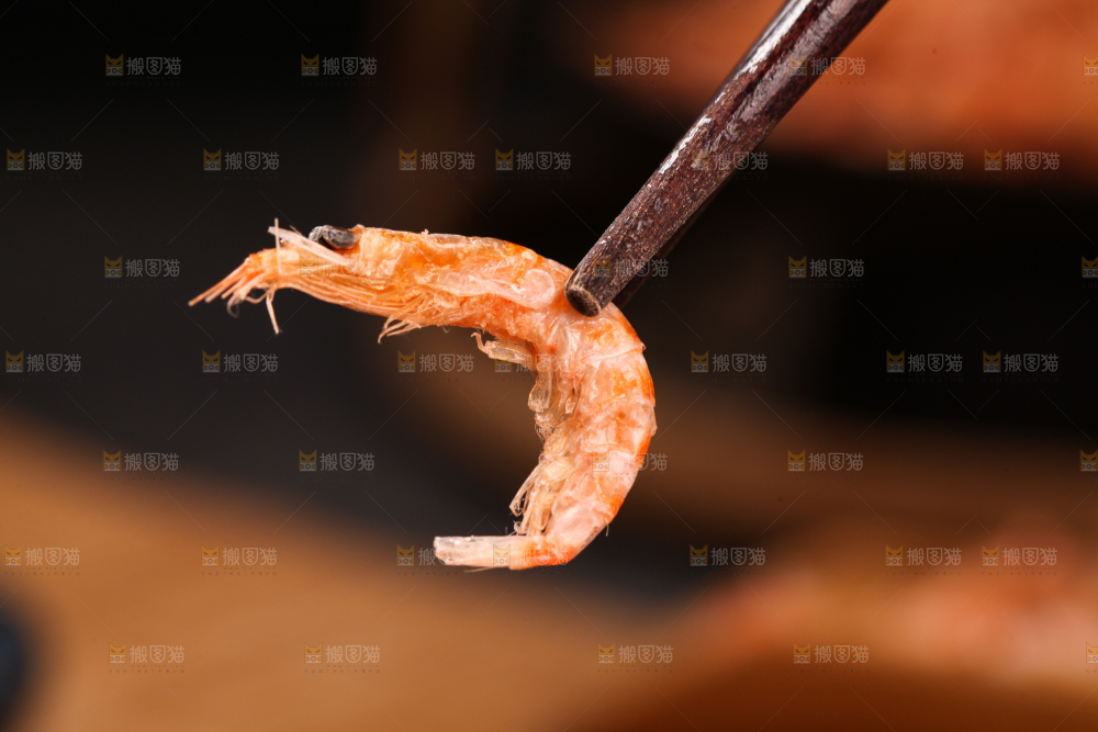 筷子上夹着红虾皮