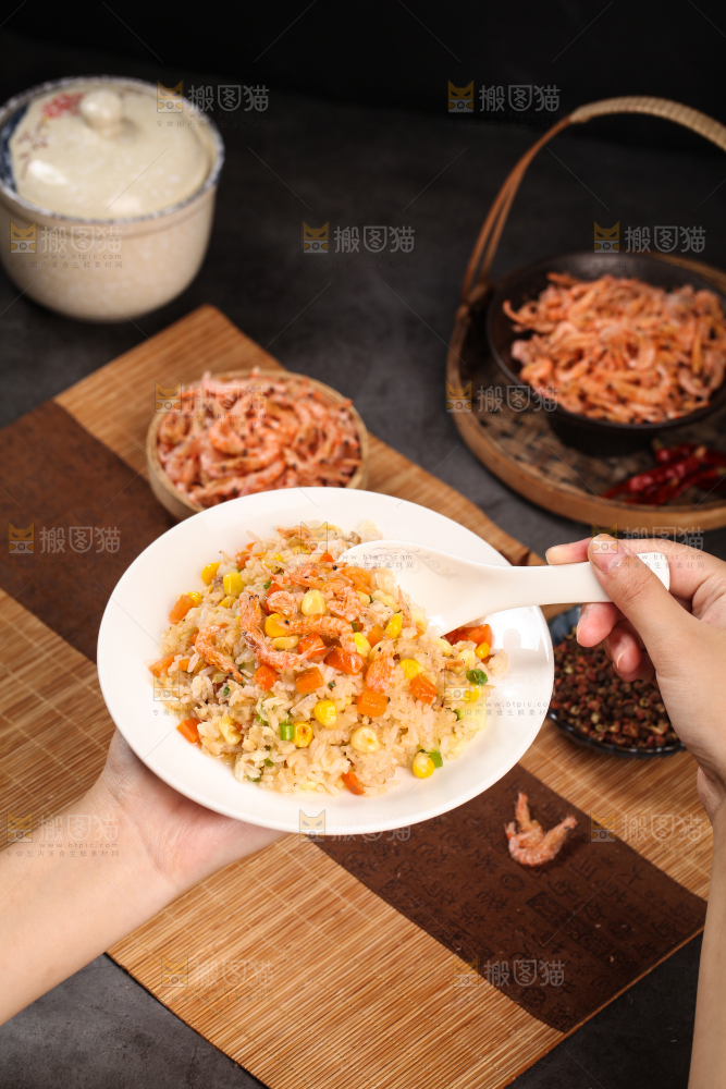 手捧着一盘虾皮菜品
