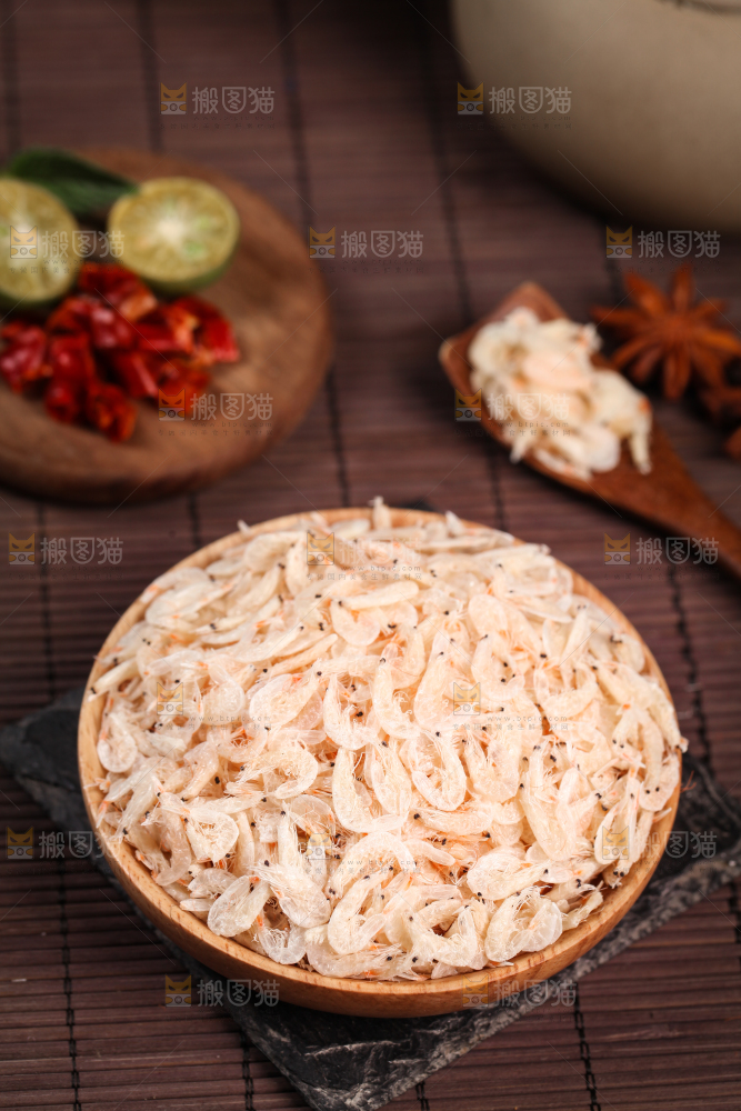 黑底上放着一盘盐虾皮