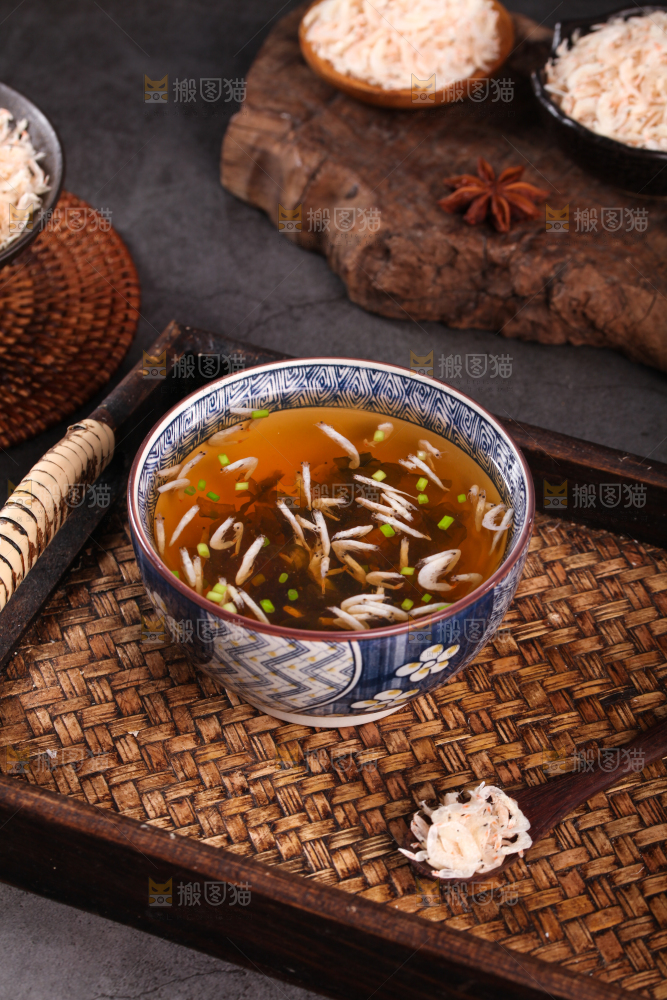 勺子上舀着紫菜虾米汤