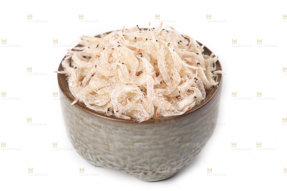 白底上放着一碗虾皮