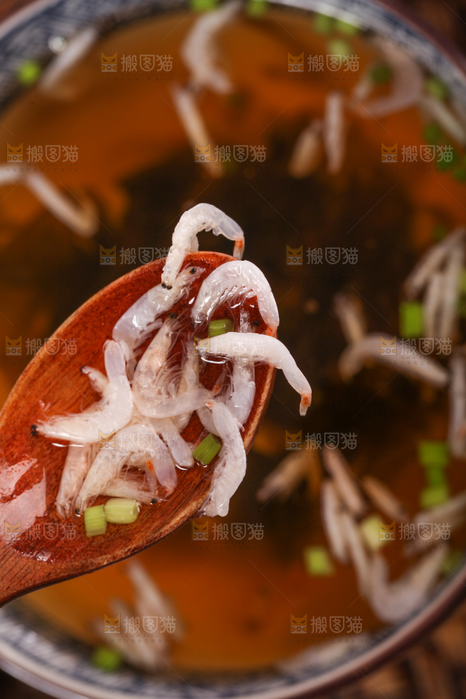 勺子上舀着紫菜虾米汤