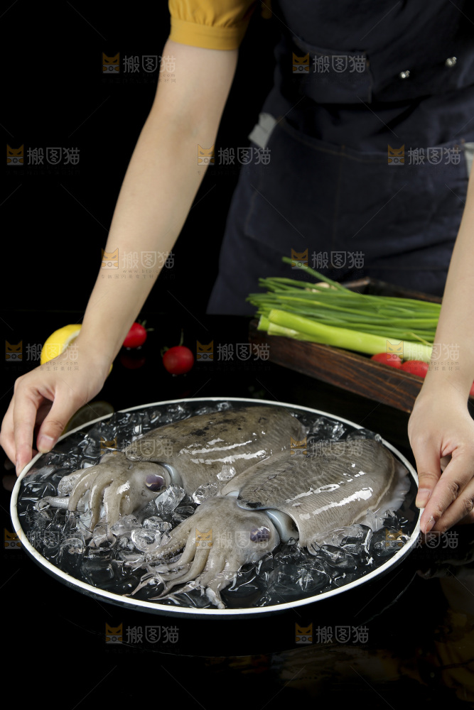 手上端着一盘北海墨鱼